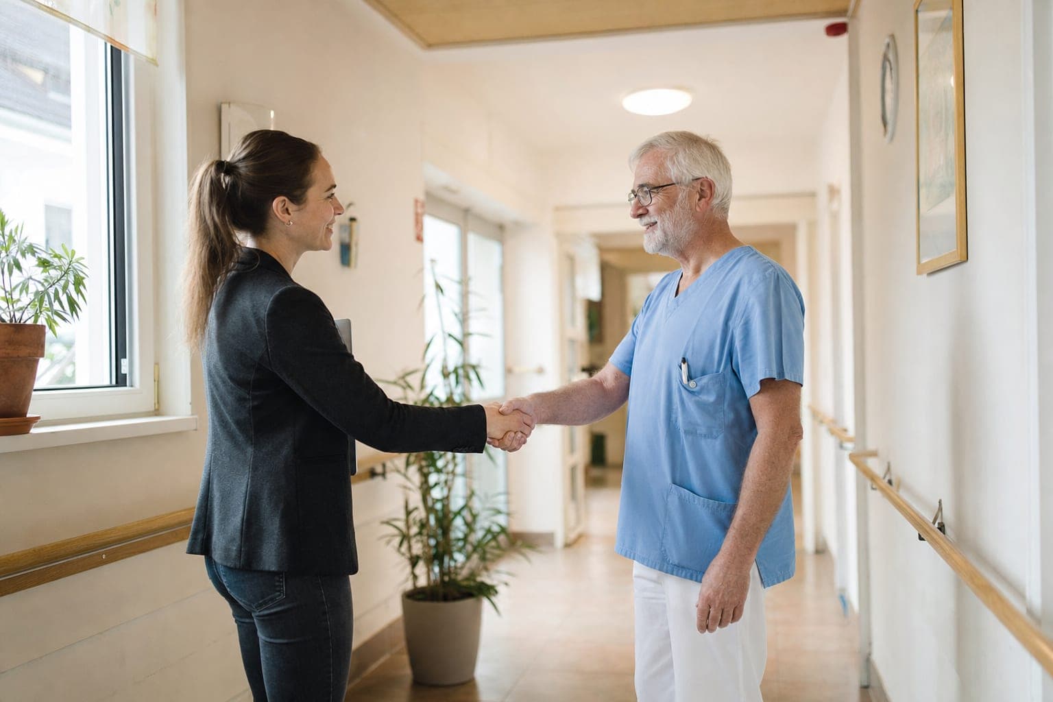 Handschlag zwischen zwei Handwerkern in der Werkstatt
